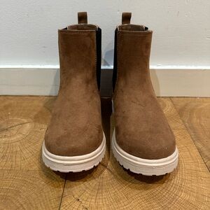 Girls never worn brown suede boots.